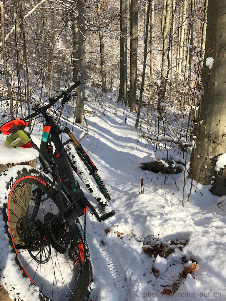 E-Mountainbike auf einem verschneiten Waldweg