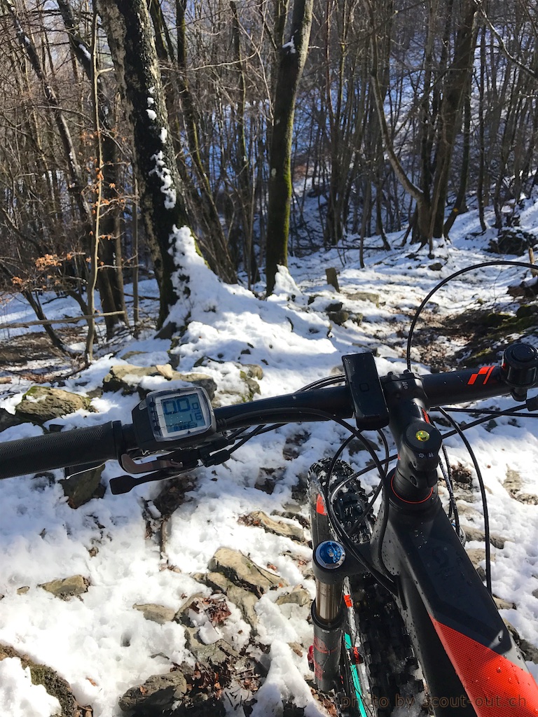 Lenker mit Display eines E-Mountainbikes im Schnee