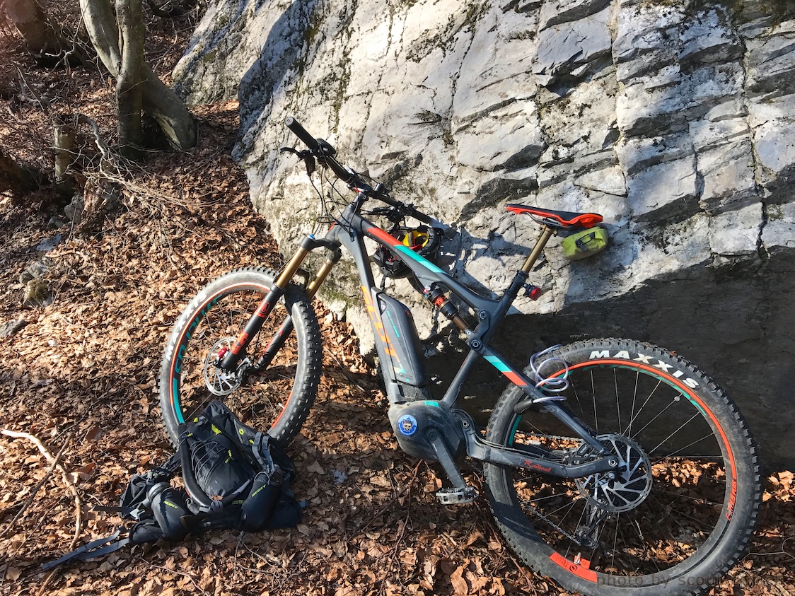 E-Mountainbike an einer Felswand im Herbstlaub
