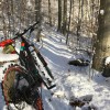 E-Mountainbike auf einem verschneiten Waldweg