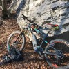 E-Mountainbike an einer Felswand im Herbstlaub