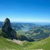 Felsturm über grünen Hügeln und dem Sihlsee, Fluebrig