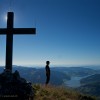 Gipfelkreuz mit Wanderer im Gegenlicht, Fluebrig