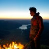 Wanderer an einem Lagerfeuer im Abendrot über dem Sihlsee, Fluebrig