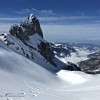 Verschneite Felsspitze über einer Schneefläche, Fluebrig
