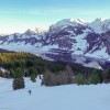 Skitourengänger vor verschneiten Bergen, Fluebrig