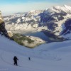 Zwei Skitourengänger im Aufstieg über einem See, Fluebrig