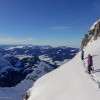 Skitourengänger auf einem verschneiten Grat, Fluebrig