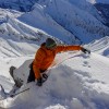 Bergsteiger in oranger Jacke im verschneiten Steilhang, Fluebrig