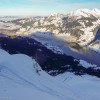Skitourengängerin vor verschneitem Panorama, Fluebrig
