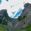 Felswände über einer grünen Alp, Fluebrig