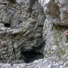 Person in einer Felshöhle, Fluebrig
