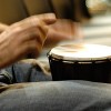 Hände auf einer Trommel bei einem Konzert
