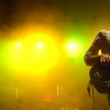 Bassist auf der Bühne im farbigen Scheinwerferlicht