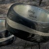 Zwei gravierte Ringe auf Holz