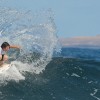 Surfer in einer spritzenden Welle