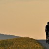 Biker auf einer Strasse im Abendlicht