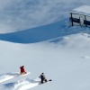 Iglu-Hütte und Personen in einer verschneiten Landschaft