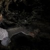 Boulderer an einem Felsdach bei Nacht