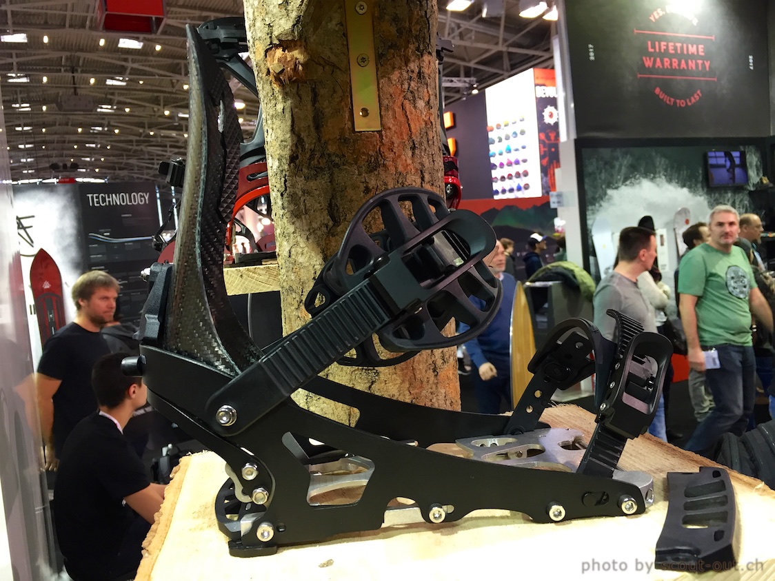 Snowboardbindungen an einem Holzstamm am Messestand ISPO 2016