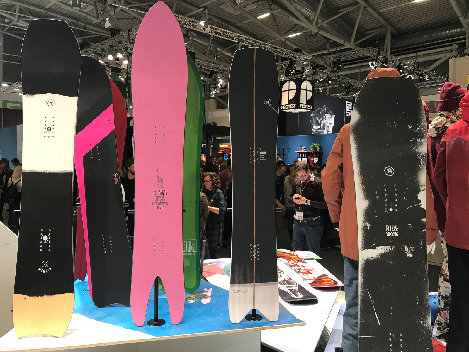 Snowboards am Messestand ISPO 2018