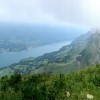 Grashang mit Blick auf einen See und Gipfel im Nebel, Monstertour 2017