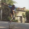 Skateboarder springt über eine Holzkiste