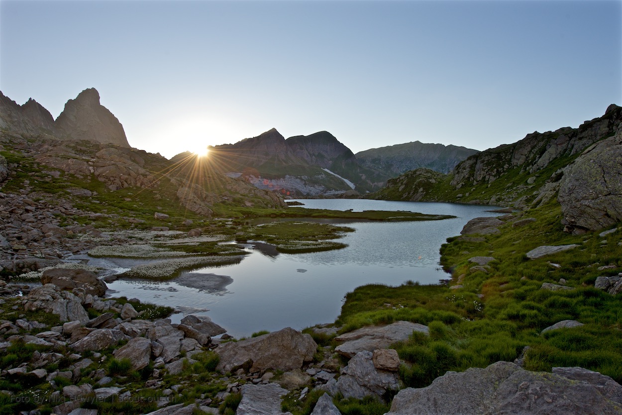 Bergsee im Abendlicht unter Felszacken