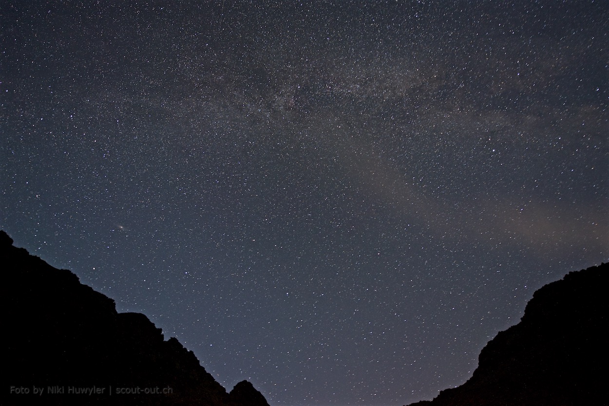 Nacht der Perseiden: Sternenhimmel mit Milchstrasse über einem Bergkamm