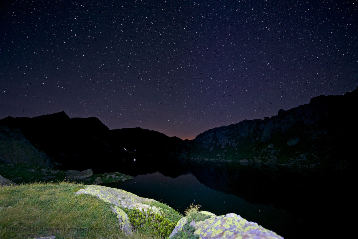 Nacht der Perseiden: Bergsee unter dem Sternenhimmel