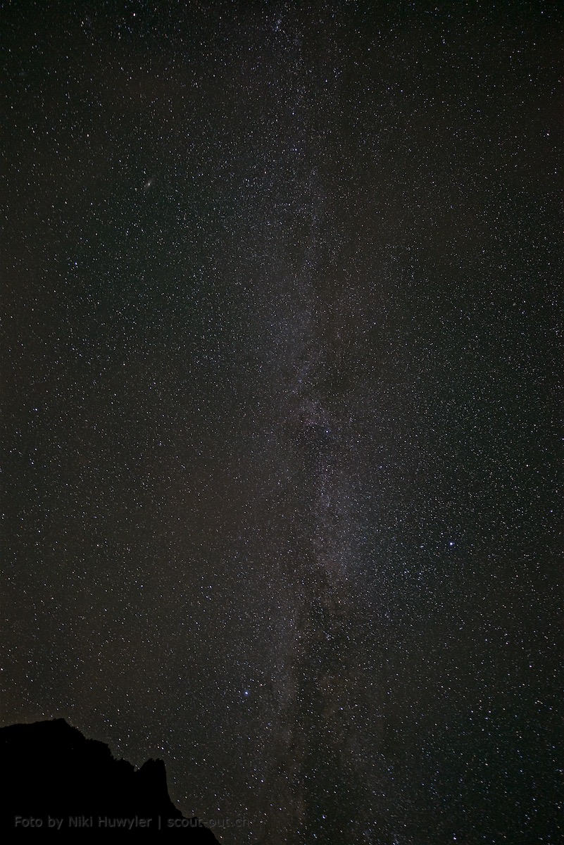 Nacht der Perseiden: Milchstrasse im Hochformat über dem Berg