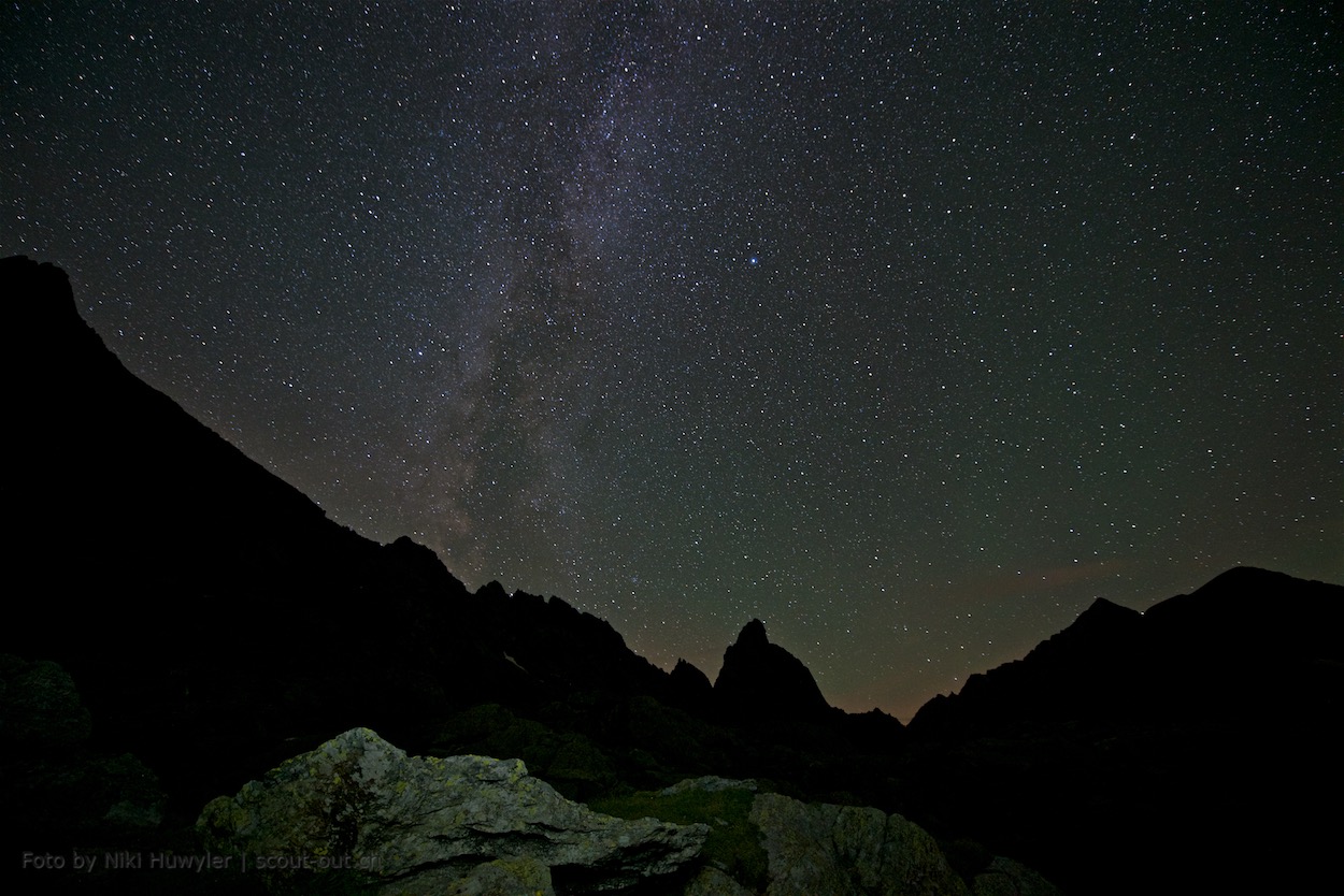 Nacht der Perseiden: Milchstrasse über einem dunklen Bergkamm