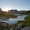 Bergsee im Abendlicht unter Felszacken
