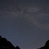 Nacht der Perseiden: Sternenhimmel mit Milchstrasse über einem Bergkamm