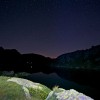 Nacht der Perseiden: Bergsee unter dem Sternenhimmel
