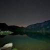 Nacht der Perseiden: Sternenhimmel spiegelt sich im Bergsee