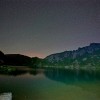 Nacht der Perseiden: Ruhiger Bergsee unter dem Sternenhimmel