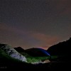 Nacht der Perseiden: Zelt am Hang unter dem Sternenhimmel