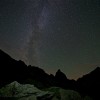 Nacht der Perseiden: Milchstrasse über einem dunklen Bergkamm