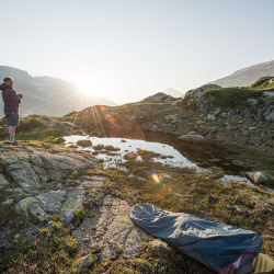 Biwakplatz an einem kleinen Bergsee im Morgenlicht, Sommer 2020