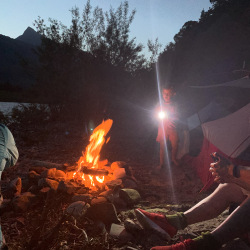Lagerfeuer am Abend mit Personen, Sommer 2020