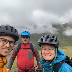 Gruppenselfie mit Velohelmen in den Bergen, Sommer 2020
