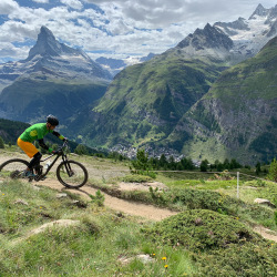 Mountainbiker auf einem Trail vor dem Matterhorn, Sommer 2020