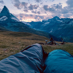 Schlafsack vor dem Matterhorn im Abendlicht, Sommer 2020
