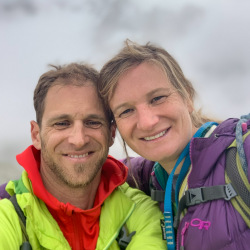 Paar-Selfie in Outdoorjacken, Sommer 2020