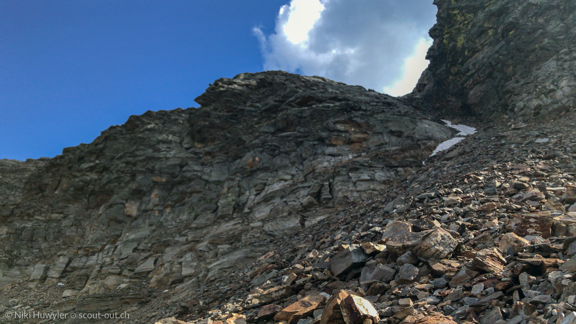Geröllhang unter einer Felswand, Via Alta della Verzasca