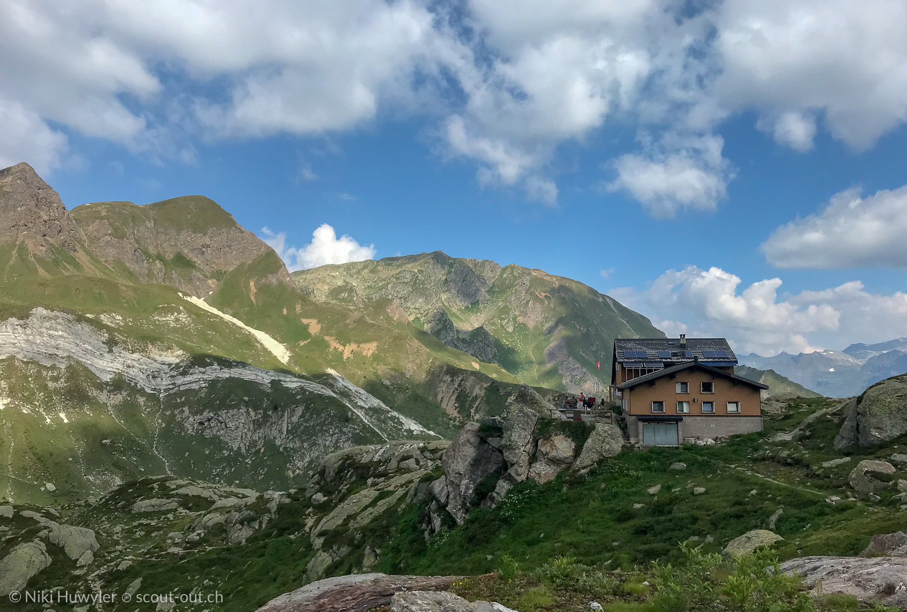 Berghütte auf einer Alpweide unter Wolken, Via Alta della Verzasca