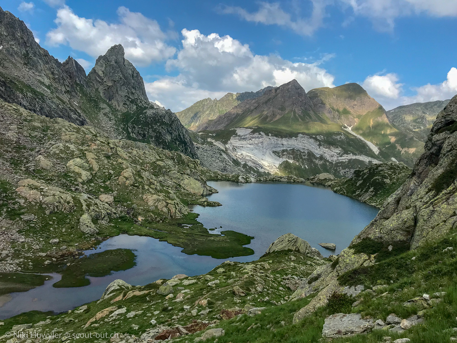 Bergsee zwischen felsigen Gipfeln, Via Alta della Verzasca