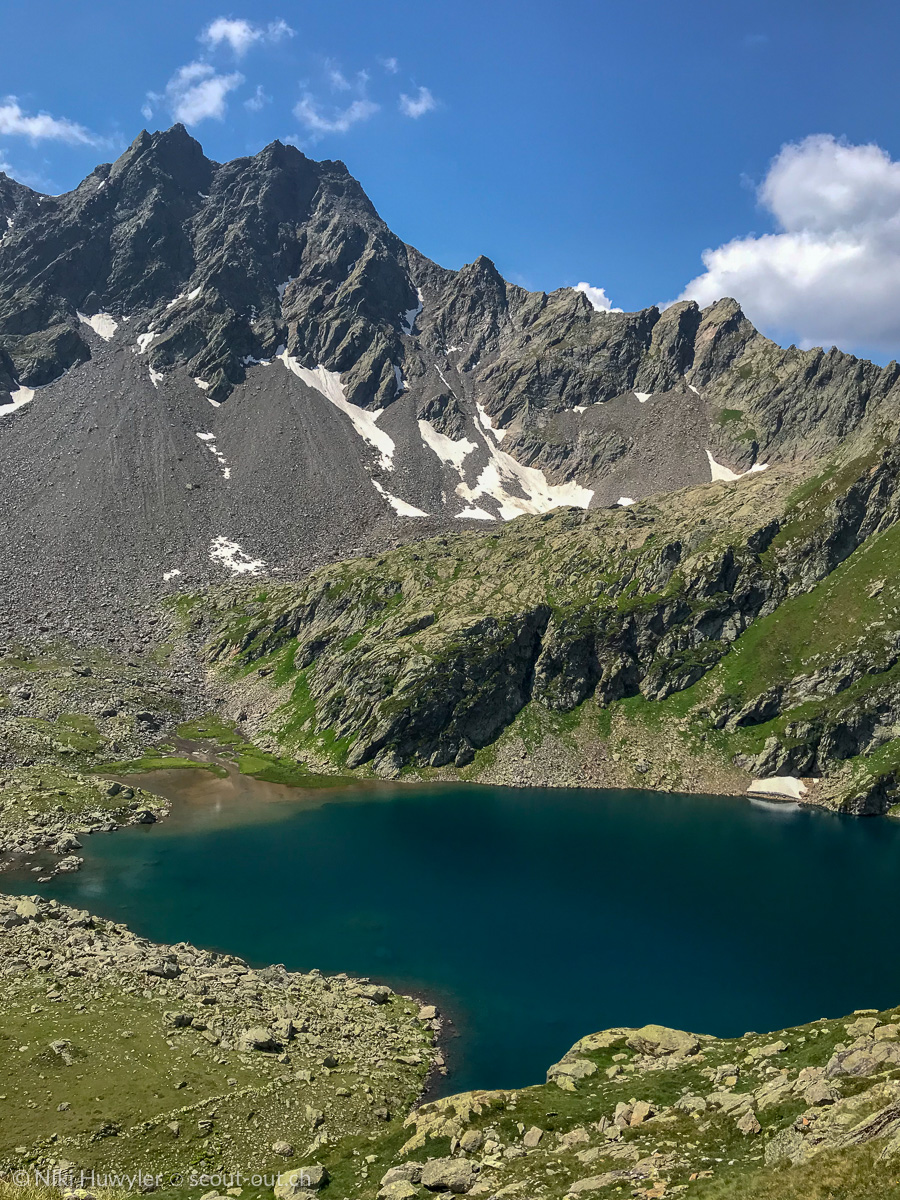 Dunkler Bergsee unter einem Felskamm, Via Alta della Verzasca