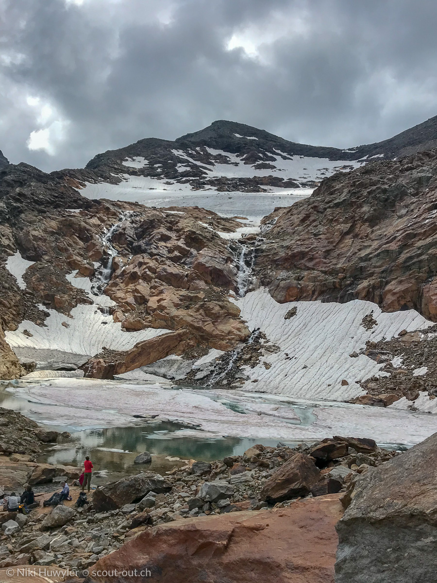 Hochtal mit Schneefeldern und gefrorenem See, Via Alta della Verzasca